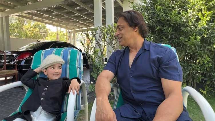 Shiraz visits his cricket hero Shoaib Akhtar