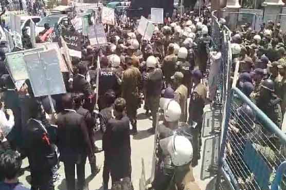 لاہور ہائیکورٹ کے باہر وکلاء کی ریلی پر پولیس کا لاٹھی چارج ، متعدد گرفتار
