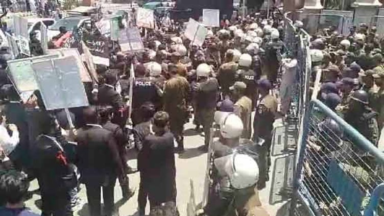 Police arrest several lawyers after pitched battle outside LHC leads to casualties