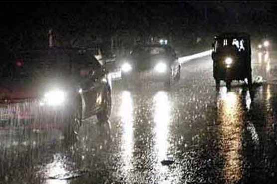 لاہور میں آندھی کے ساتھ بارش، مختلف علاقوں میں بجلی غائب