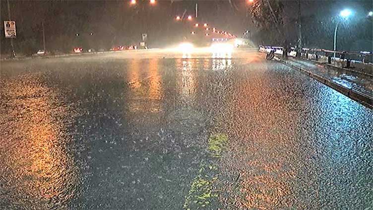 Rain and duststorm bring mercury down in Lahore, Met Office forecasts more downpour