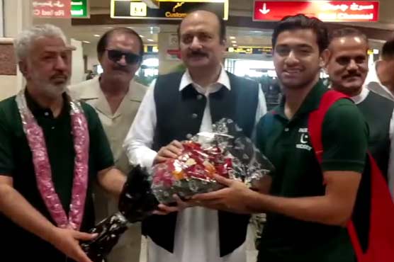 پاکستان ہاکی ٹیم وطن واپس پہنچ گئی، لاہور ائیرپورٹ پر شاندار استقبال