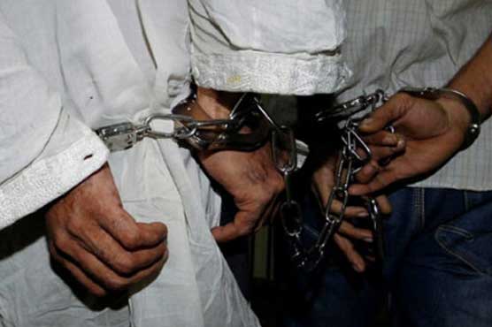 لاہور: مبینہ پولیس مقابلے کے دوران 2 ڈاکو گرفتار، وہاڑی میں خاتون کو لوٹ لیا