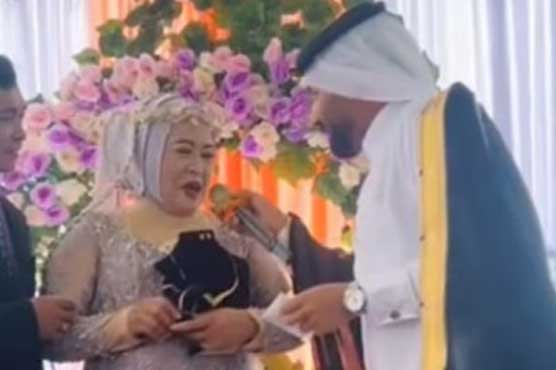 انڈونیشیا: سعودی نوجوان کی اپنی ملازمہ کی شادی میں شرکت، قیمتی تحائف دیئے