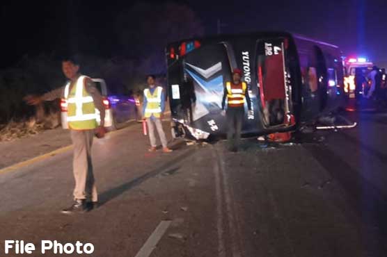 نوابشاہ: تیز رفتار مسافر کوچ الٹ گئی، 25 سے زائد افراد شدید زخمی