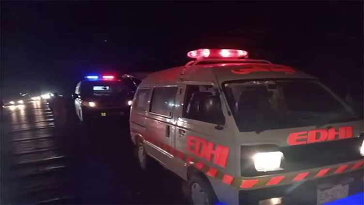 25 injured as passenger coach overturns in Nawabshah