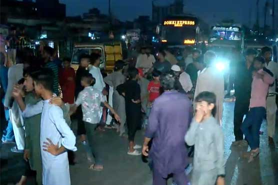کراچی: بجلی کی طویل بندش پر شہریوں کا سڑک بلاک کر کے احتجاج، ٹریفک جام