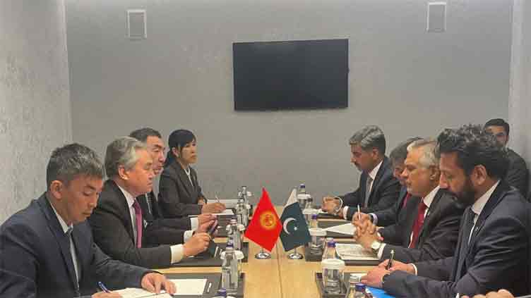 Dar urges Kyrgyz FM to punish perpetrators involved in attacks on Pakistani students