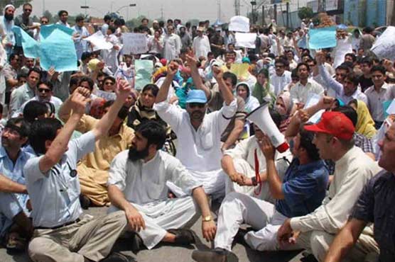لاہور: مطالبات کی منظوری کیلئے ٹیچنگ ہسپتالوں کے ڈاکٹرز سراپا احتجاج