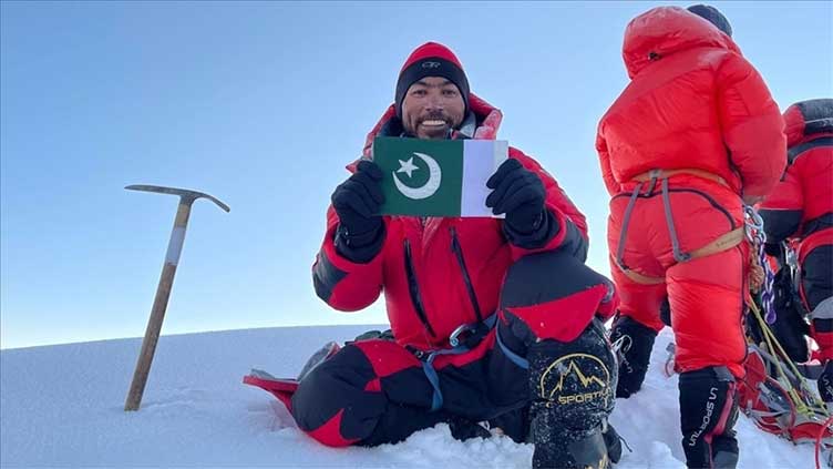 Pakistan's mountaineer scales Mount Everest without oxygen aid