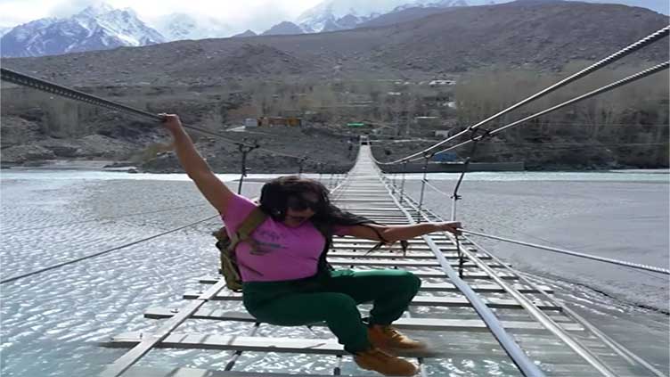A risky fall: Veena Malik tumbles while crossing hanging bridge