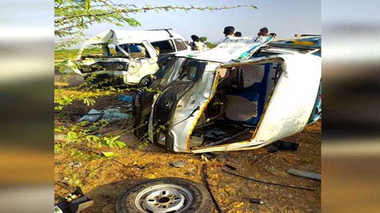 Trailer-van collision near Thatta kills five, injures four 