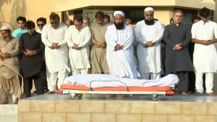 سینئر اداکار طلعت حسین کی نماز جنازہ ادا ، سپرد خاک کردیا گیا
