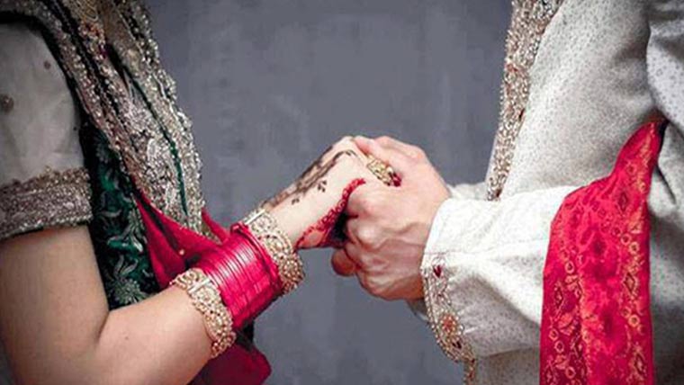دلہا کی جانب سے دلہن کا بوسہ لینے پر شادی کی تقریب میدان جنگ میں تبدیل