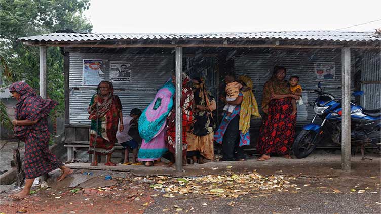Dunya News Cyclone Remal kills four, snaps power links to millions in India, Bangladesh