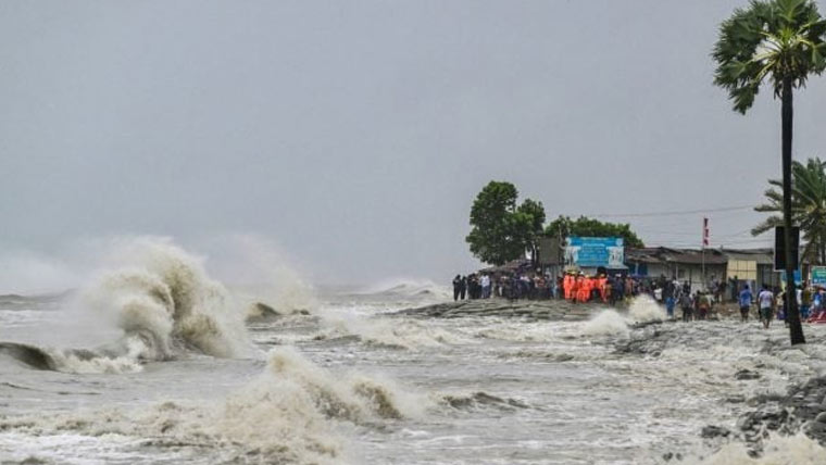 سمندری طوفان ’ریمل‘ بھارت کے ساحلی علاقوں سے ٹکرا گیا