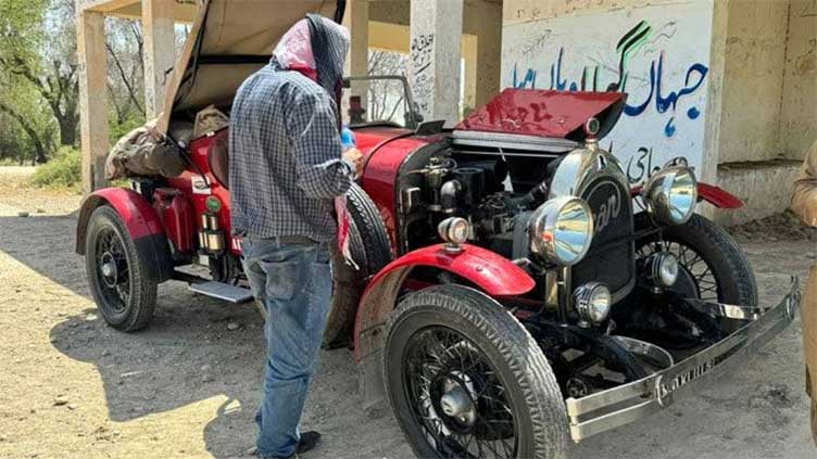 Extreme heat: Australian couple riding on 102-year-old car stop journey in Jacobabad