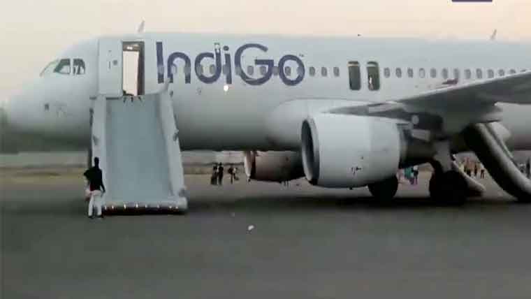 کاغذ کے ایک ٹکڑے نے بھارتی مسافر طیارے کے عملے کی دوڑیں لگوا دیں
