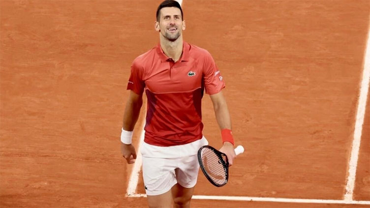 Djokovic strolls into French Open round of 32, fans hit with alcohol ban