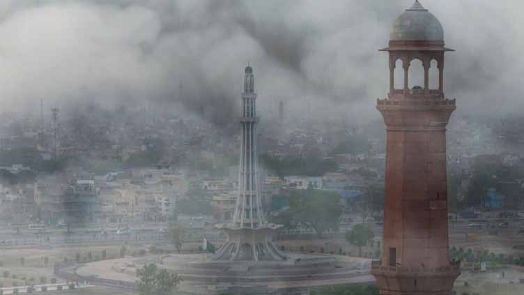 Lahore continues to choke as AQI surpasses highly hazardous 1,000 mark