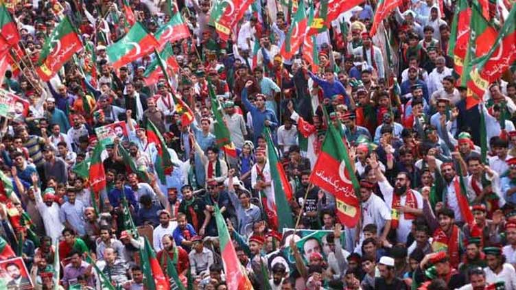 Police arrest citizen waving US flag in PTI rally 