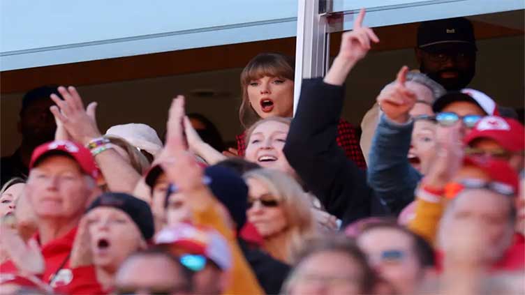 Polite queen! Taylor Swift scolds security guard who yelled at paps