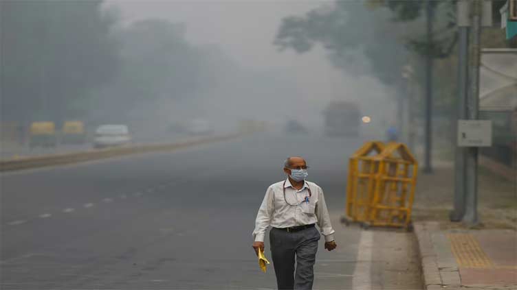 Dunya News Visibility drops in parts of Delhi as pollution surges