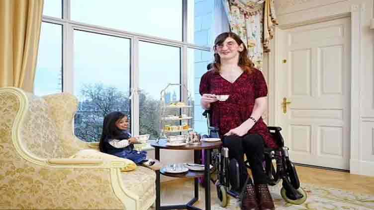 When the world's tallest woman met the shortest woman