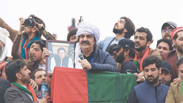 PTI convoys close in on Islamabad despite police crackdown