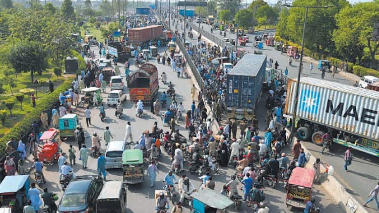 Traffic partially restored in Lahore, bus terminals still shut