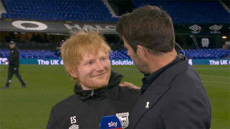 Singer apologizes to Manchester United's manager for interrupting interview