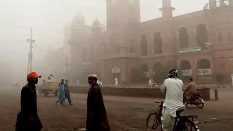 پنجاب میں سموگ کا روگ برقرار، لاہور کا آلودہ شہروں میں پھر پہلا نمبر