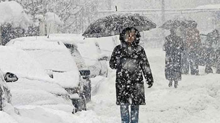 شدید برفباری: وادی کاغان کا سیاحتی مقام ناران بند کر دیا گیا