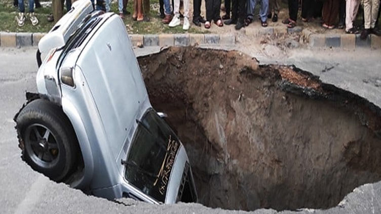 Johar Town sinkhole: A close shave for motorists  