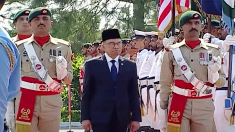 Malaysian PM receives guard of honour 