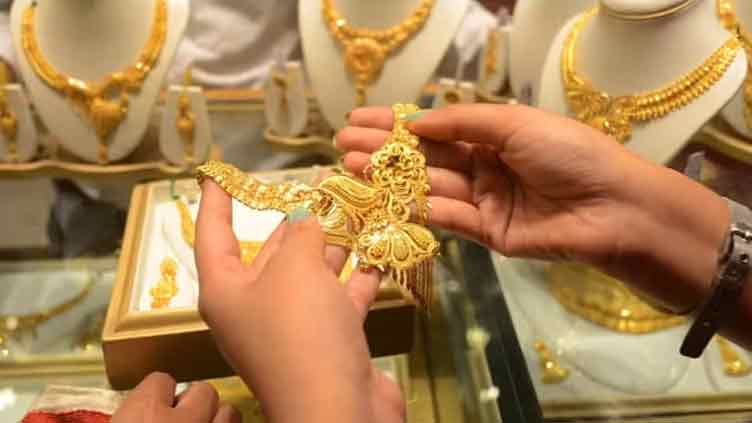 Gold rates decrease by Rs700 per tola to Rs275,500