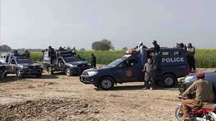 Exchange of fire between two groups claims life of SHO in Shikarpur Katcha area