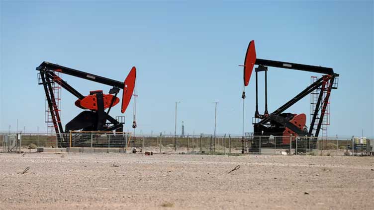 Oil retreats, but heads for weekly climb on potential Mideast supply disruption