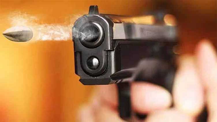 Six injured as two groups trade fire in Karachi