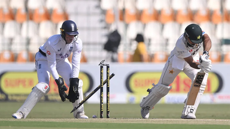 Pakistan two down as Leach strikes early