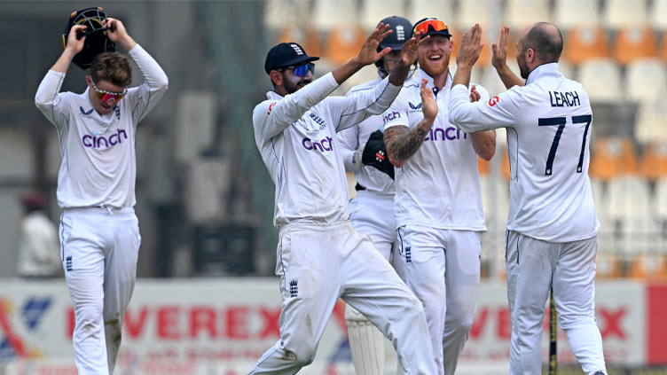 England wraps up Pakistan's first innings for 366