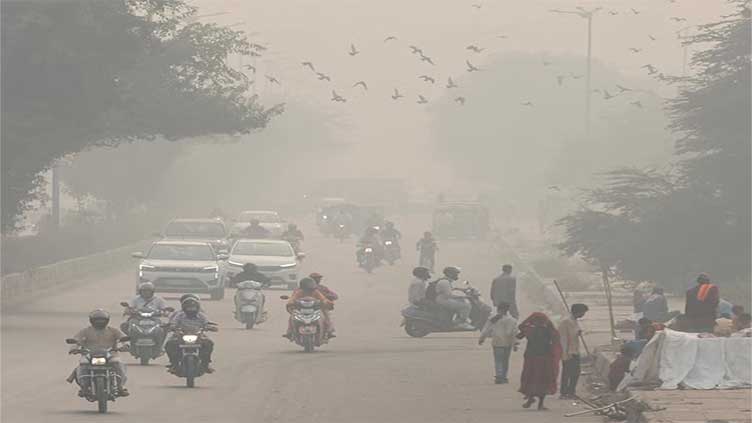 Air quality worsens as smog blankets Delhi