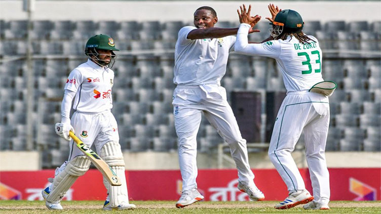 Bangladesh battle at 101-3 as South Africa threaten innings defeat