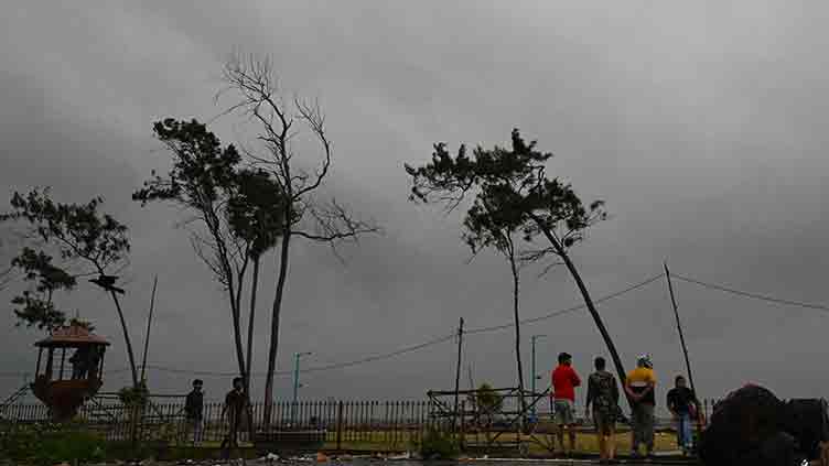 Flights suspended in India, over a million flee as Cyclone Dana approaches