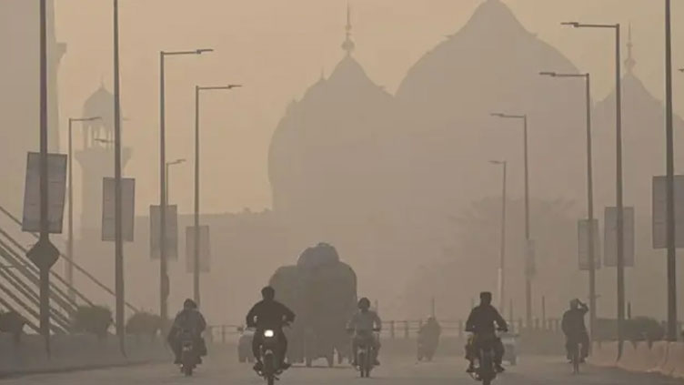 Lahore bears the brunt of smog with alarmingly high AQI