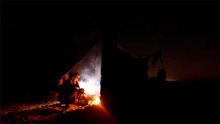 Gazan family seeks shelter from war among graves