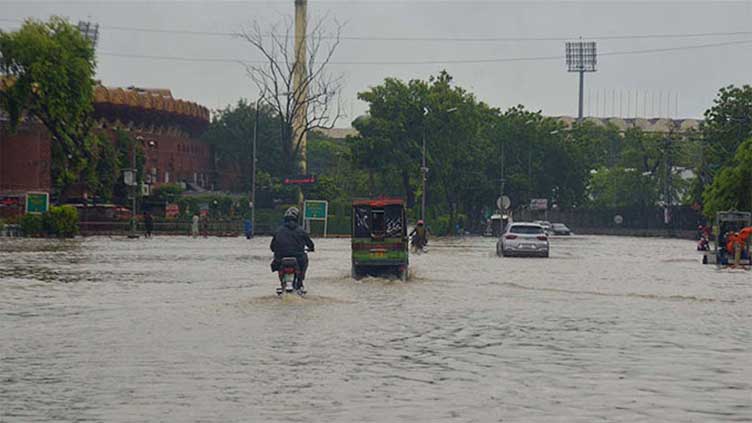 Heavy rain lashes Lahore, adjacent areas