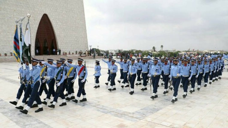 مزار قائد پر گارڈز تبدیلی کی تقریب، پاک فضائیہ نے فرائض سنبھال لیے