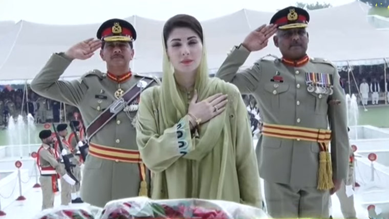 وزیراعلیٰ مریم نواز کی یادگار شہداء پر حاضری، پھول چڑھائے