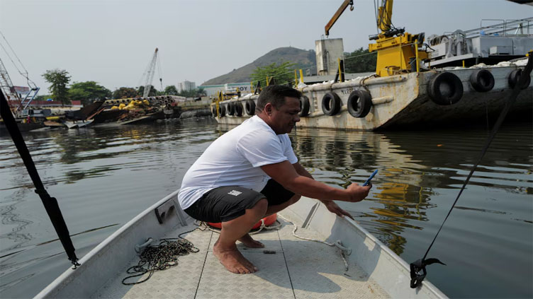 Fishermen in Rio de Janeiro use app to record, report water pollution